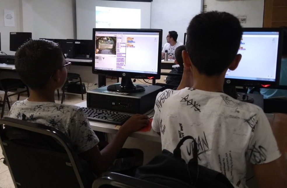 No total, 30 crianças estão participando do curso no laboratório de informática do Campus Amazônia  — Foto: Bruna Jaqueline Nobre/G1