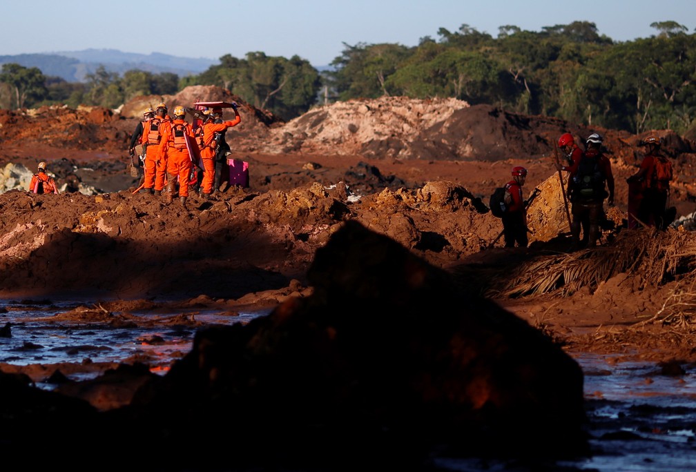 Membros da equipe de resgate trabalham na busca por vítimas em Brumadinho (MG) nesta segunda-feira (28) — Foto: Adriano Machado/Reuters