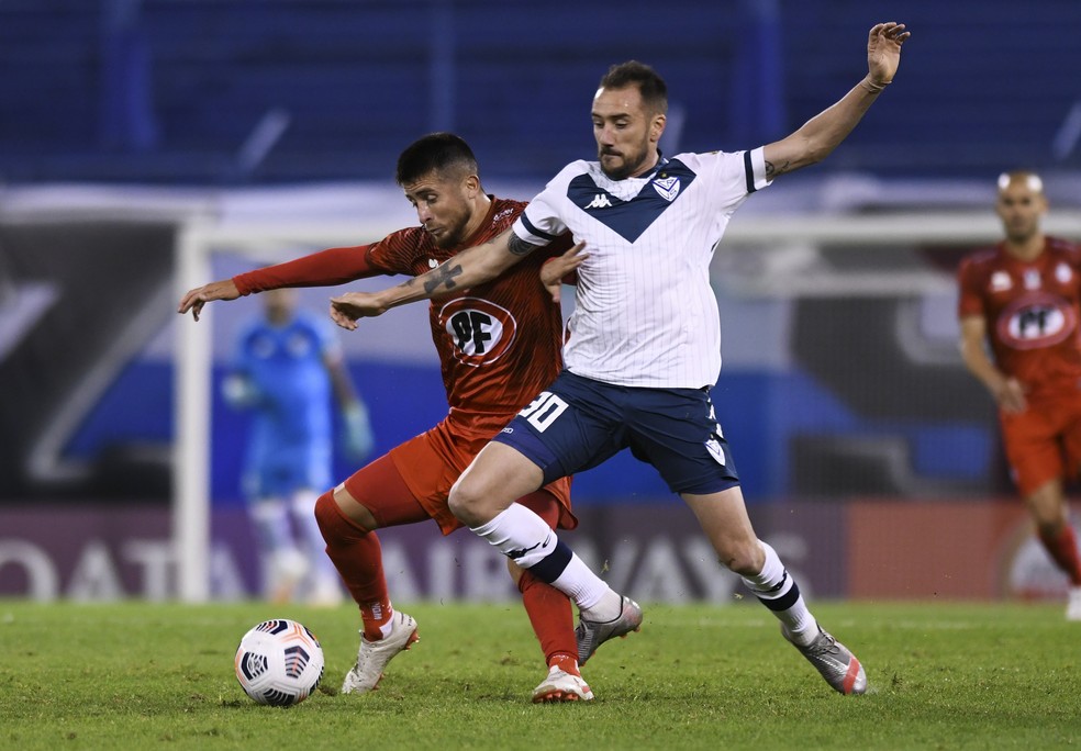 Mancuello, ex-Flamengo, na partida entre V&eacute;lez e La Calera &mdash; Foto: Staff Images / CONMEBOL