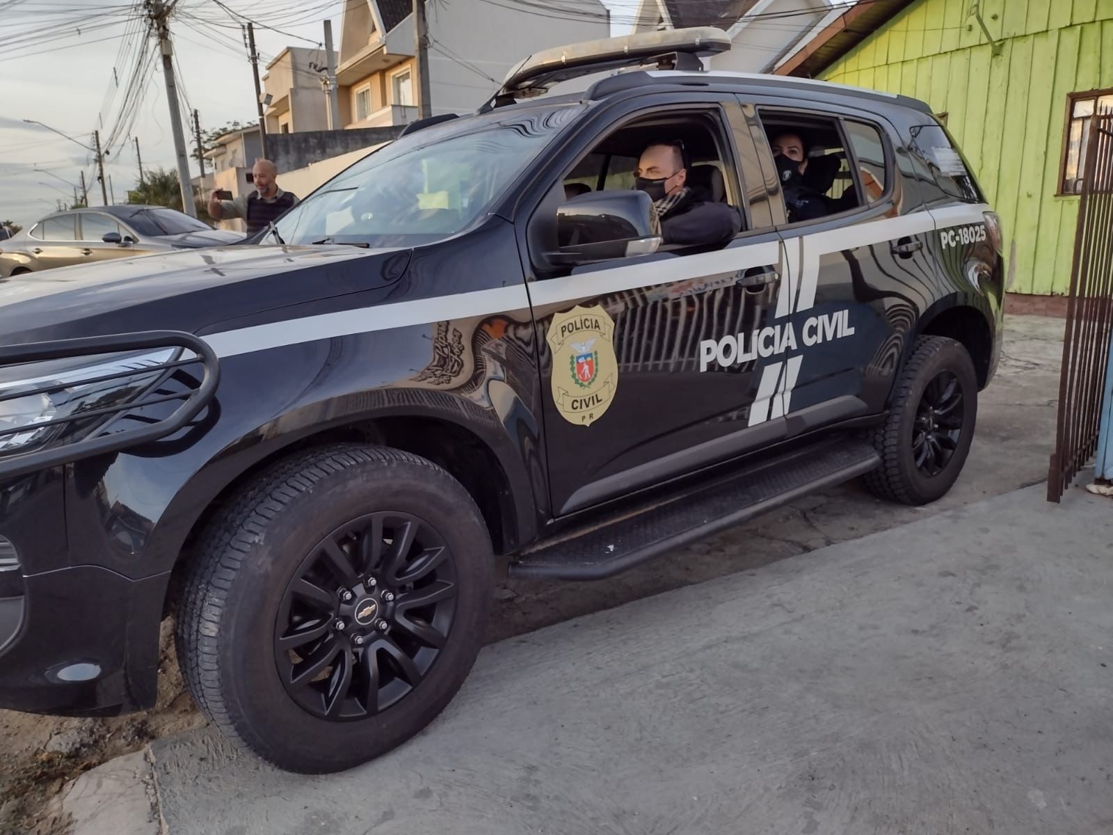 Polícia Civil cumpre mandados contra suspeitos de matar casal de idosos a facadas, em Curitiba