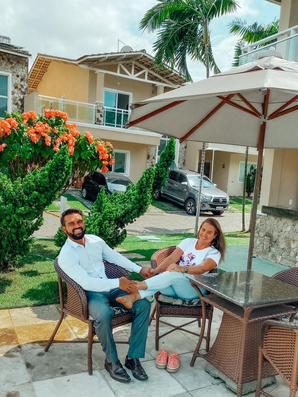 Patrícia e o marido aproveitam a área externa da nova casa  — Foto: Arquivo pessoal