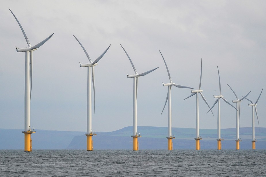 Turbinas eólicas no Mar do Norte na costa de Teesside, Reino Unido