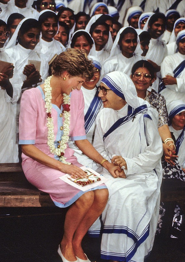 CALCUTTA;INDIA - FEBRUARY: Princess Diana the Princess of Wales holds hands with a nun at Mother Teresa's Hospice in Calcutta during her visit to India in February of 1992. (Photo by Anwar Hussein/Getty Images) (Foto: Getty Images)