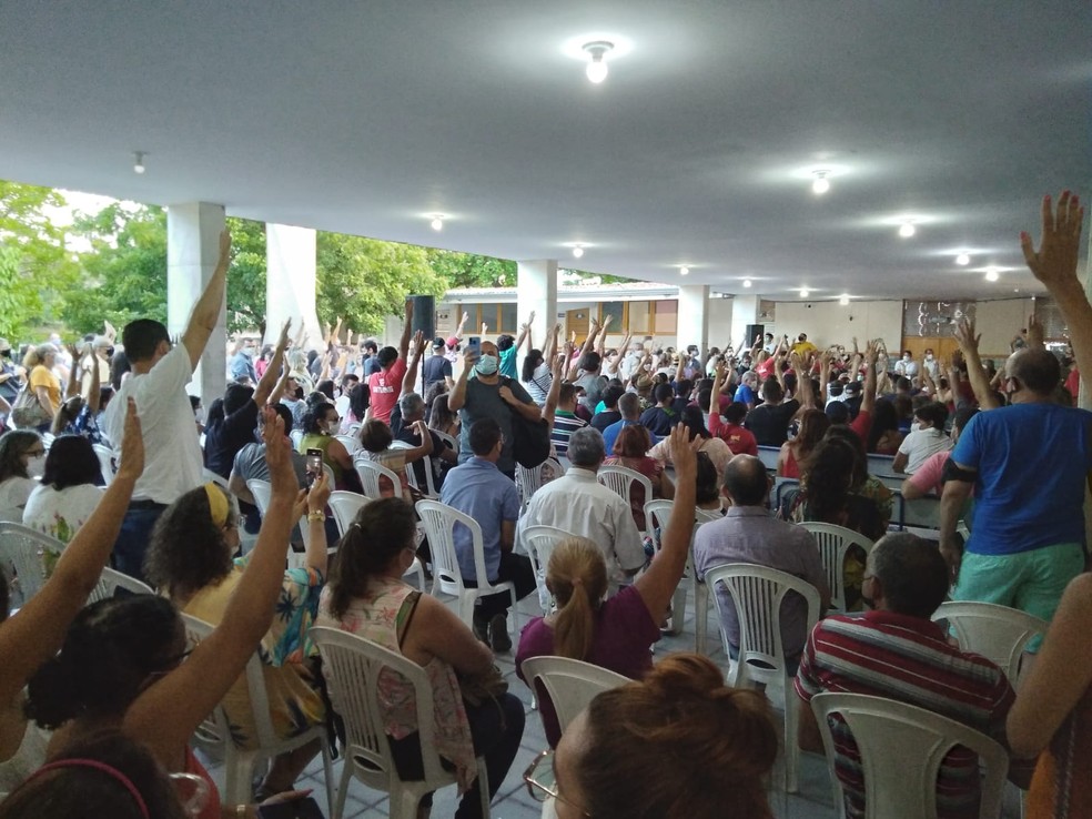Professores da rede estadual aprovam fim da greve em assembleia do Sinte — Foto: Julianne Barreto/Inter TV Cabugi