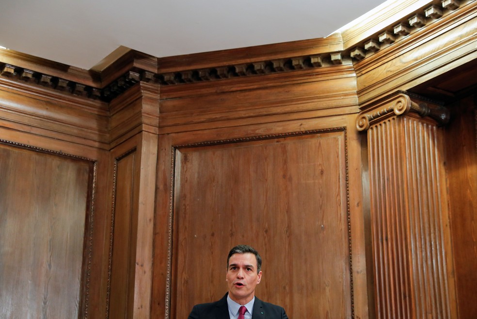 O primeiro-ministro interino da Espanha, Pedro Sánchez, fala durante a apresentação do acordo de coalizão com o líder da Unidas Podemos Pablo Iglesias no Parlamento da Espanha, em Madri, na segunda (30) — Foto: Susana Vera/Reuters/Arquivo
