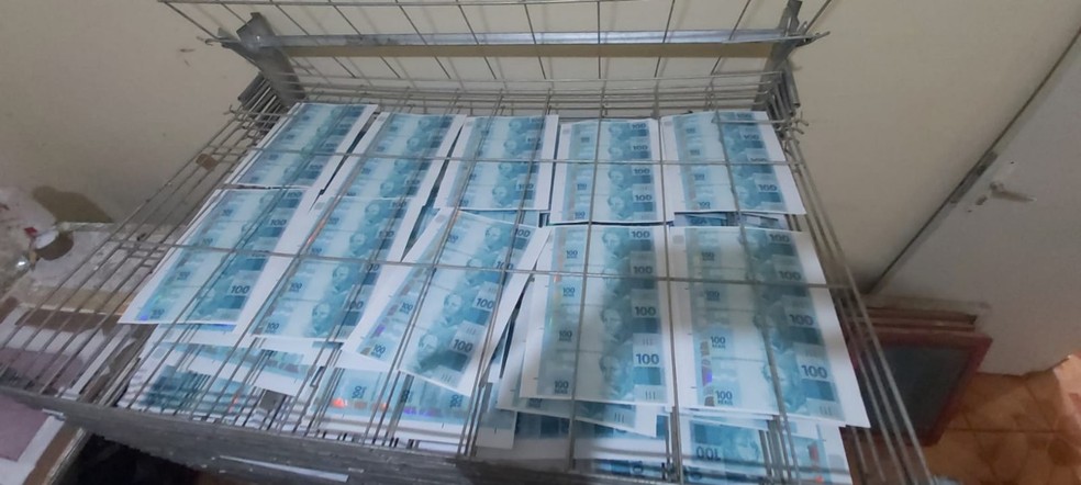Fábrica de dinheiro tinha impressoras novas e estufas para secar  — Foto: PM/divulgação