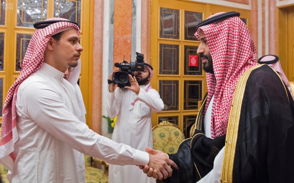  Foto distribuída pela agência oficial saudita mostra o príncipe herdeiro Mohammed bin Salman, à direita, cumprimentando Salah Khashoggi, filho do jornalista assassinado Jamal Khashoggi em Riad. — Foto: SPA/AFP