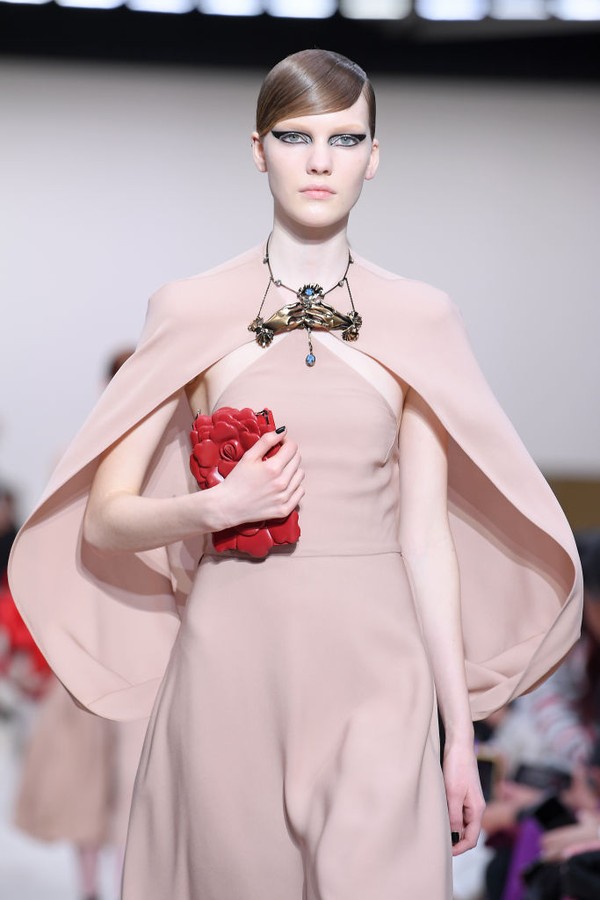 PARIS, FRANCE - MARCH 01: (EDITORIAL USE ONLY) A model walks the runway during the Valentino show as part of the Paris Fashion Week Womenswear Fall/Winter 2020/2021 on March 01, 2020 in Paris, France. (Photo by Pascal Le Segretain/Getty Images) (Foto: Getty Images)