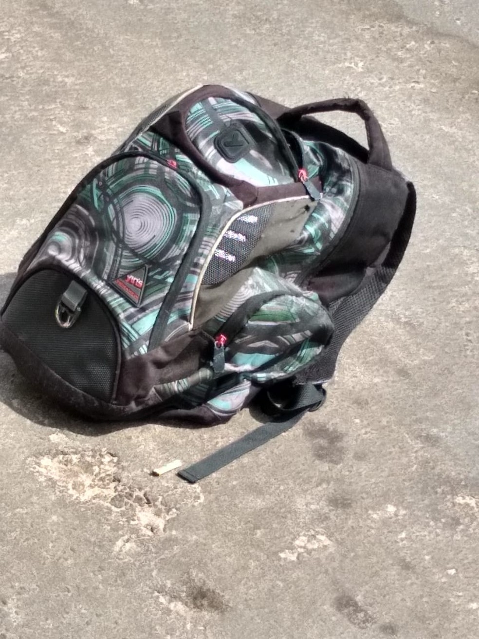 Mochila abandonada em rua por motociclista — Foto: PM/Divuglação