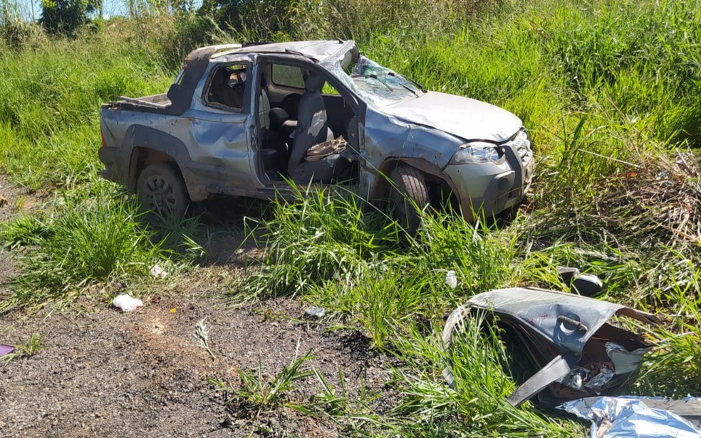 Veculo ficou parcialmente destrudo aps o capotamento  Foto: Divulgao/Polcia Rodoviria Federal