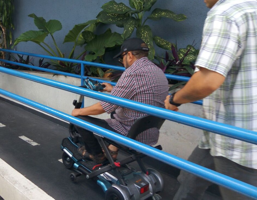 Duciomar Costa chega à Polícia Federal em uma cadeira motorizada (Foto: Victor Furtado/O Liberal)