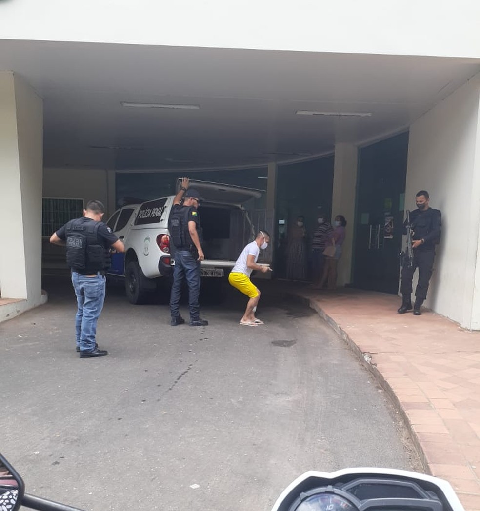 Um preso foi levado ao hospital depois de motim em presídio de Cruzeiro do Sul  — Foto: Iapen-AC