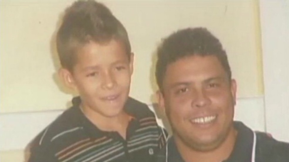 Pedro Lucas, com nove anos, ao lado de Ronaldo Fenômeno — Foto: Reprodução/TV Gazeta