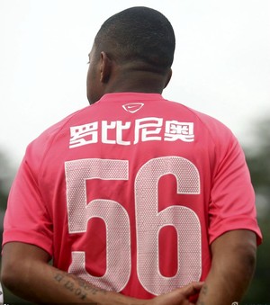 Robinho camisa 56 Guangzhou Evergrande (Foto: Reprodução / Sina.com)