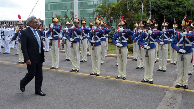 O presidente do Sri Lanka em visita a Brasília quando era secretário de Defesa e Desenvolvimento Urbano do país (Foto: Ministério da Defesa, CC BY 2.0 <https://creativecommons.org/licenses/by/2.0>, via Wikimedia Commons)