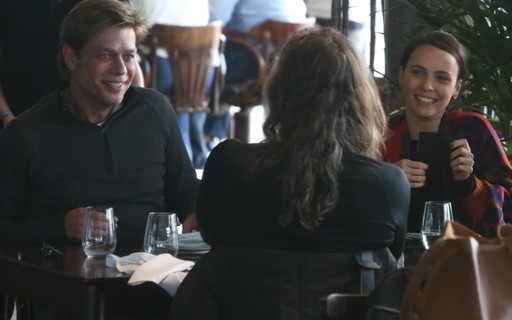 Fabio Assunção e Débora Falabella se divertem em almoço com amigos no Rio