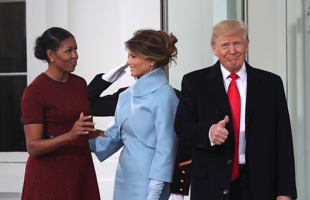 Michelle Obama conversa com Melania e Donald Trump (Foto: Getty Images)