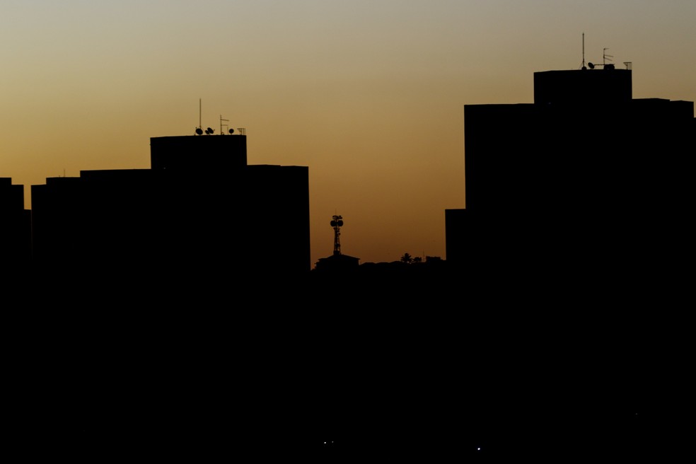 Céu alaranjado na zona oeste da capital paulista indica chegada de ar frio, no inicio da noite desta terça-feira (17 de maio). — Foto: ALOISIO MAURICIO/FOTOARENA/ESTADÃO CONTEÚDO