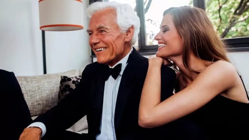 O homem mais velho e a mulher mais jovem parecem felizes, mas as pessoas insistem em condenar esse tipo de relacionamento (Foto: Getty Images via BBC News)