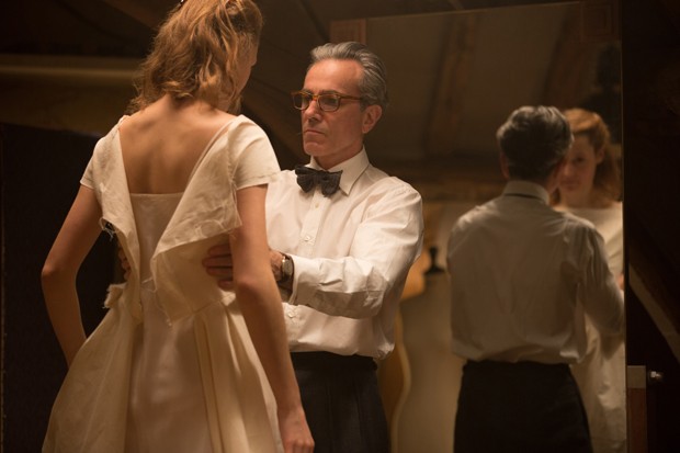 Vicky Krieps stars as “Alma” and Daniel Day-Lewis stars as “Reynolds Woodcock” in writer/director Paul Thomas Anderson’s PHANTOM THREAD, a Focus Features release. Credit : Laurie Sparham / Focus Features (Foto: Universal Pictures)