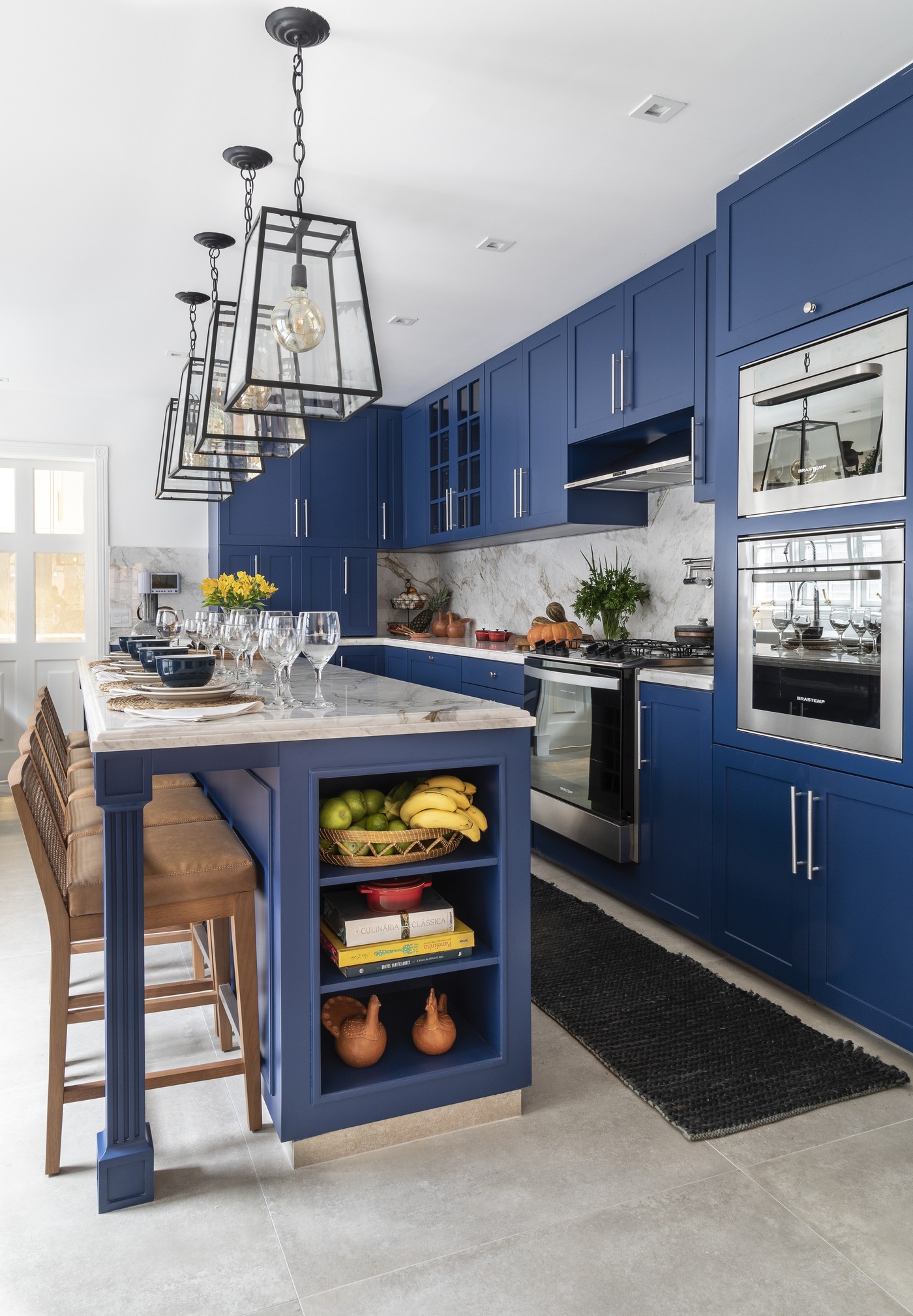 Décor do dia: marcenaria azul é destaque nesta cozinha com ilha (Foto:  Evelyn Müller )