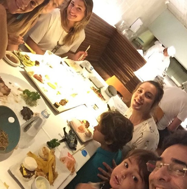 Sasha e Luciano com família (Foto: Reprodução/Instagram)