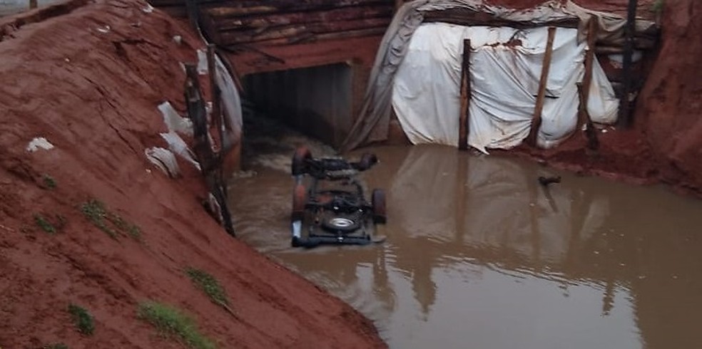Carro perde controle e cai no Córrego da Onça, em Parapuã (SP) — Foto: Redes sociais