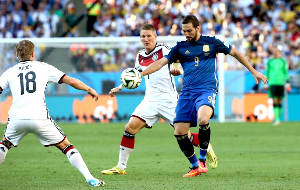 Higuaín em ação na final de 2014; ele ainda disputaria mais uma Copa pela Argentina — Foto: André Durão / Globoesporte.com
