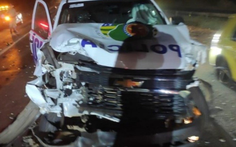 Acidente e troca de tiros durante perseguição na BR-060 — Foto: Reprodução/TV Anhanguera