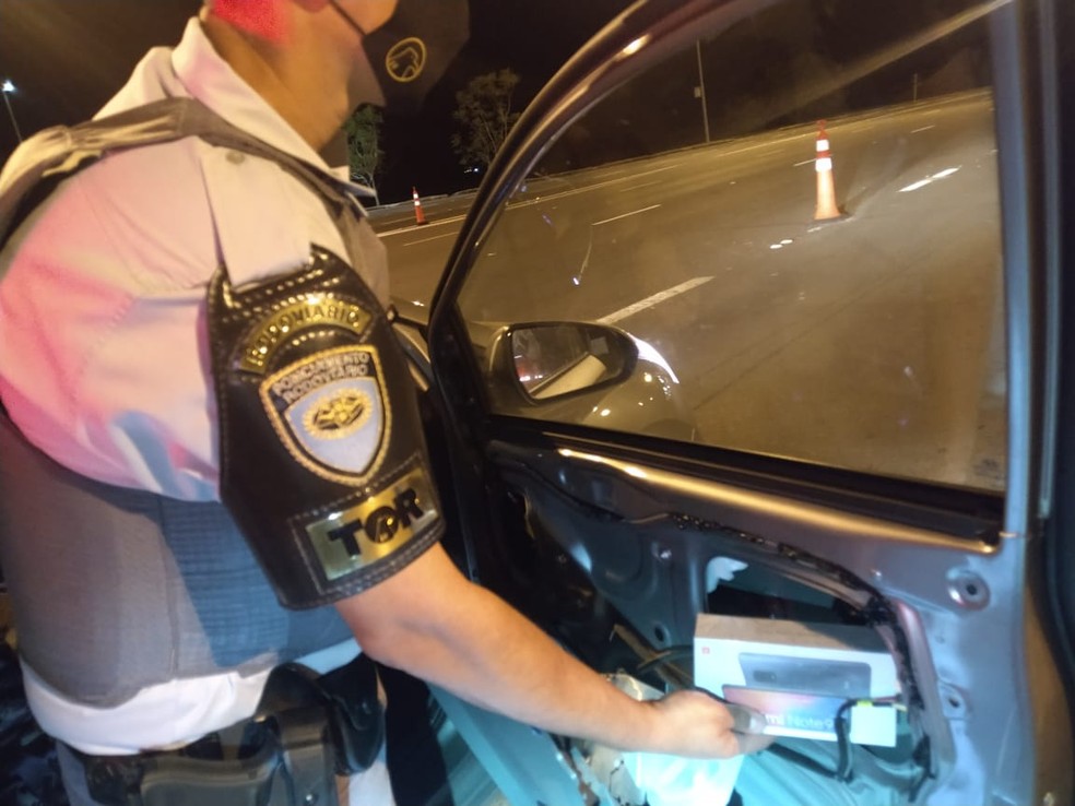 Apreensão de produtos vindos do Paraguai foi feita na SP-225 em Santa Cruz do Rio Pardo (SP) — Foto: Polícia Rodoviária/Divulgação