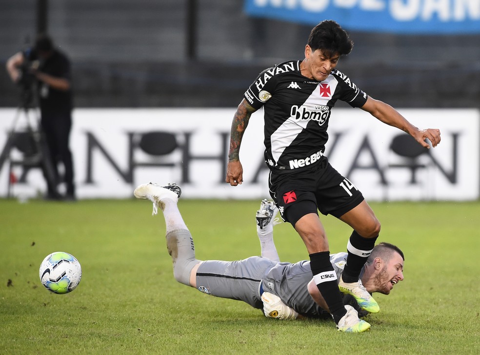 Cano é travado por Paulo Victor durante Vasco x Grêmio — Foto: André Durão