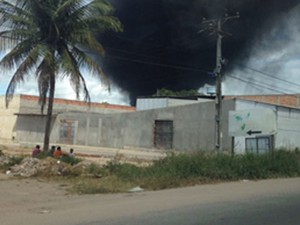 Incêndio toma depósito de materiais recicláveis em São Gonçalo, na Bahia (Foto: Adilson Muritiba/TV Subaé)