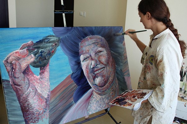 A australiana Jodi Magi executa uma de suas pinturas. Ela foi presa por reclamar da atitude de um motorista em Abu Dhabi, onde vivia e trabalhava desde 2012 (Foto: Reprodução/jodimagi.com)
