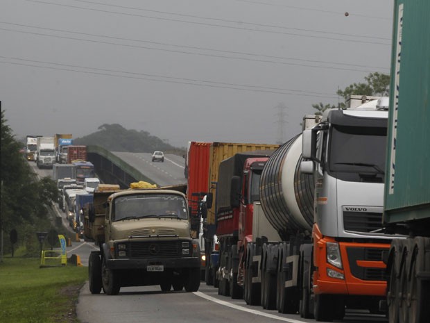 Nova medida adota por Cubatão gera congestionamento nas estradas (Foto: Carlos Nogueira / Jornal A Tribuna de Santos) Nova medida adota por Cubatão gera congestionamento nas estradas (Foto: Carlos Nogueira / Jornal A Tribuna de Santos)