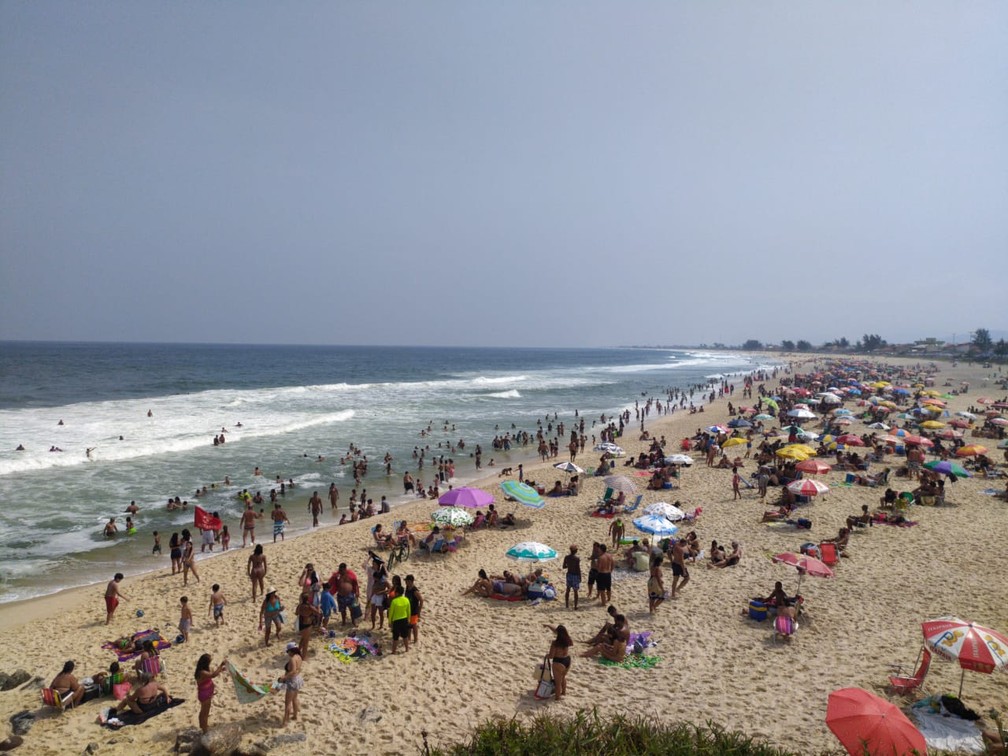 7 de setembro - MARICÁ, 12h50: Praia de Ponta Negra fica lotada apesar de decretos proibirem atividades de lazer nas praias da cidade — Foto: Giovanna Pires/Inter TV RJ