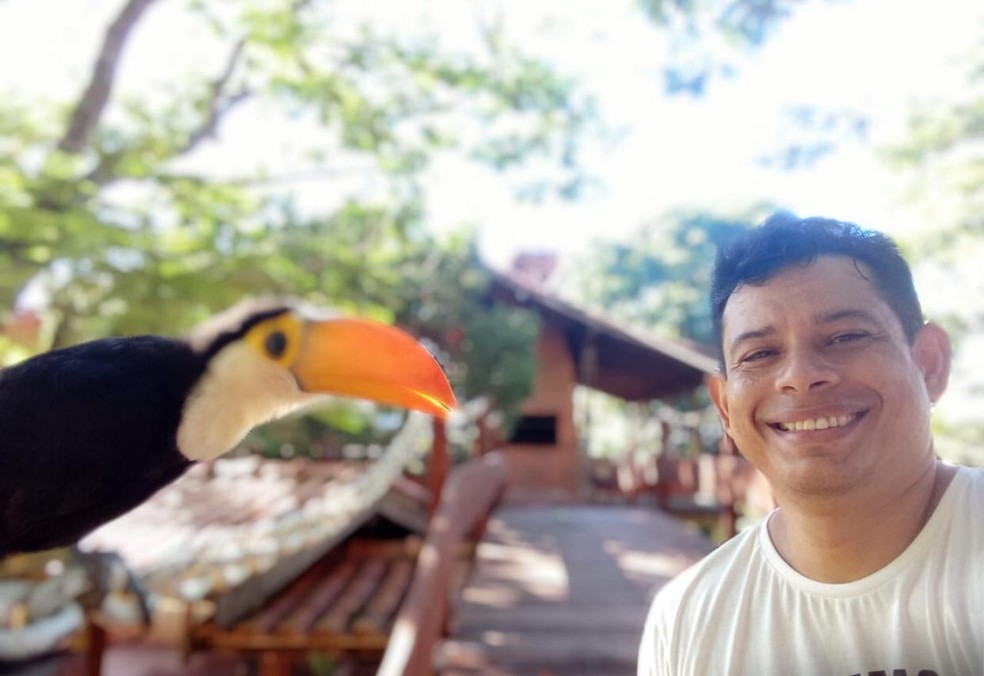 Tucano também se aproximou de policial em chácara de MS — Foto: Roberto Faria/Arquivo Pessoal