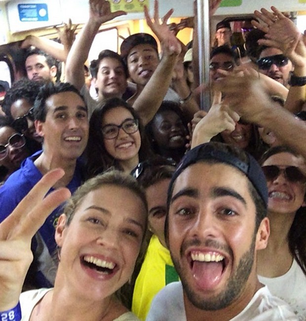 Luana Piovani e Pedro Scooby andam de metrô (Foto: Reprodução/Instagram)
