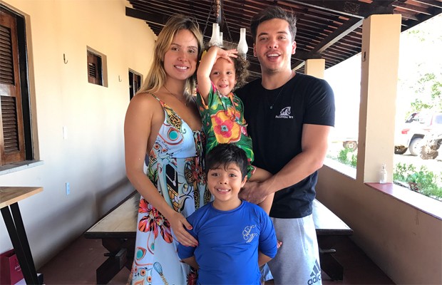 Wesley Safadão com os filhos, Yhudy e Ysis, e Thyane Dantas (Foto: Reprodução/Instagram)