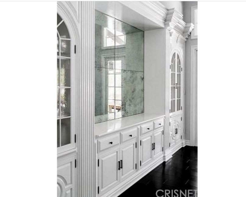 Espelhos e mobiliário branco trazem amplitude à primeira mansão de Kylie (Foto: Reprodução)