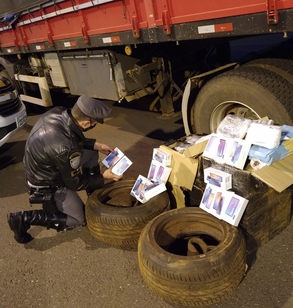 Produtos de origem estrangeira foram apreendidos em fiscalização na SP-270 — Foto: Polícia Rodoviária