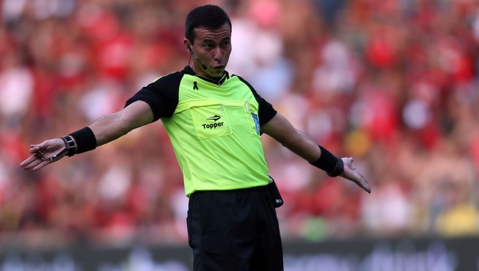 Árbitro de Fla x Vasco já apitou pênalti em lance parecido na final de 2009