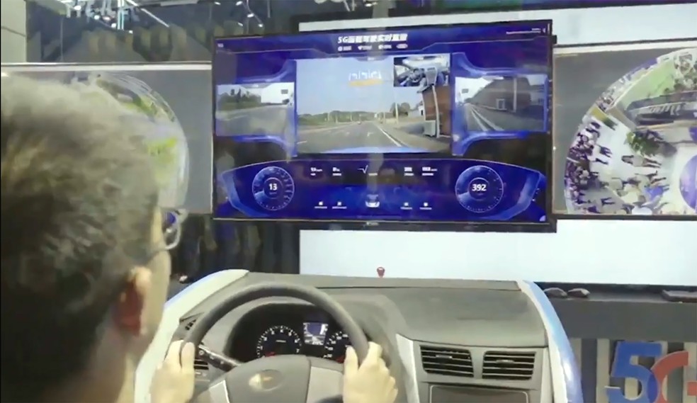 Veículo repassa vídeos e áudios para o motorista via internet 5G — Foto: Reprodução/Ford