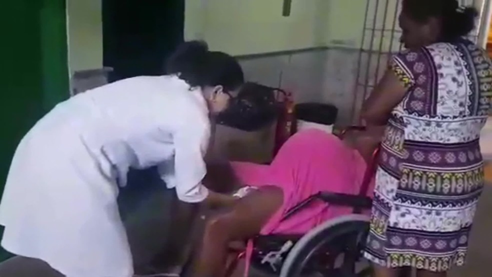 Grávida de gêmeois, mulher deu à luz um bebê na cadeira de rodas na entrada de hospital em GOiana, no Grande Recife — Foto: Reprodução/TV Globo