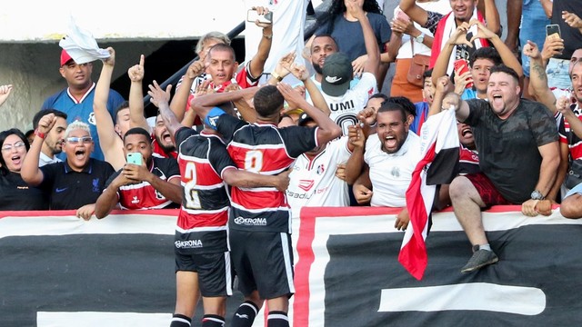 Feijão e Arthur comemoram gol do Santa em clássico contra o Náutico