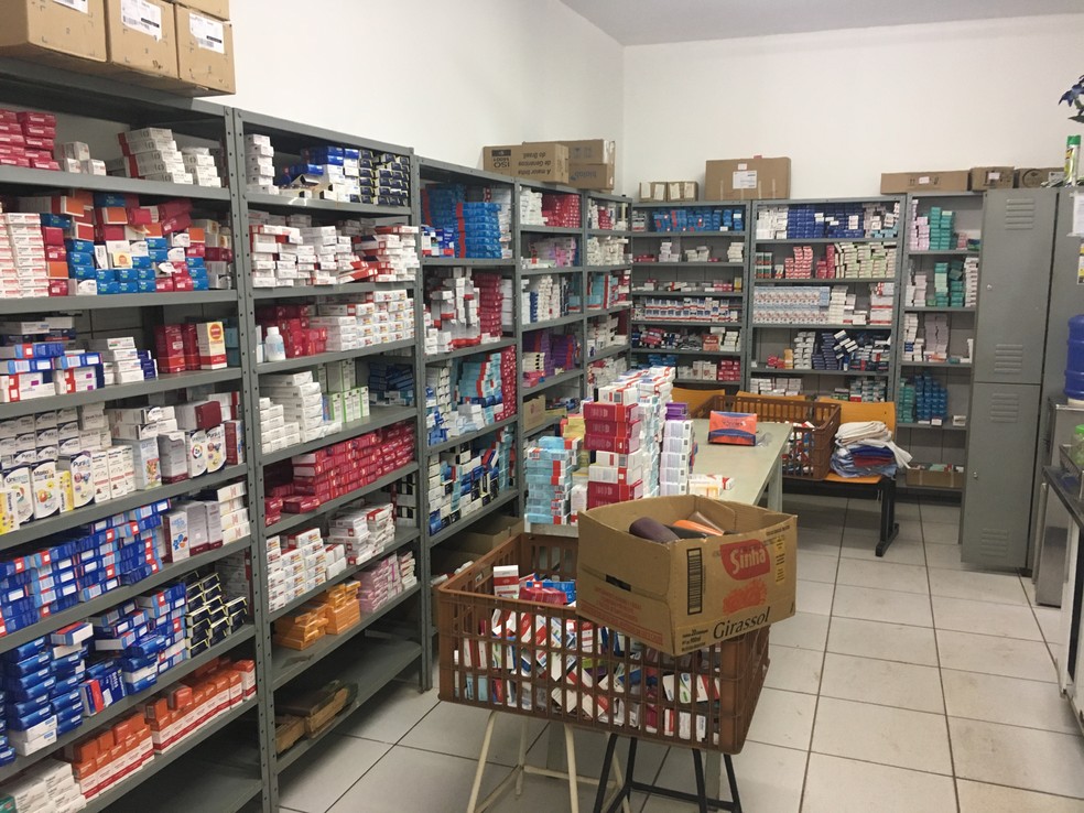 Clínica em centro espírita tinha farmácia com milhares de amostras grátis, antibióticos e antidepressivos  (Foto: Ministério Público/Divulgação)