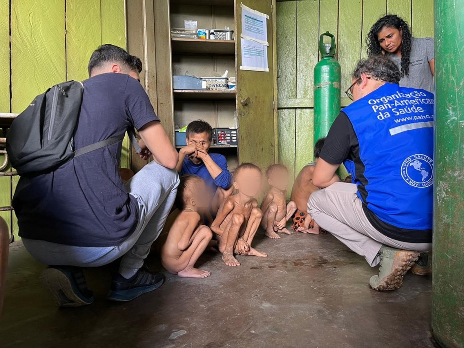 Crianças ianomamis com desnutrição severa são atendidos por equipes do Ministério da Saúde — Foto: Condisi-YY/Divulgação