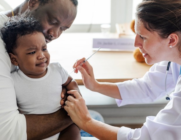 Criança tomando vacina (Foto: Getty Images)