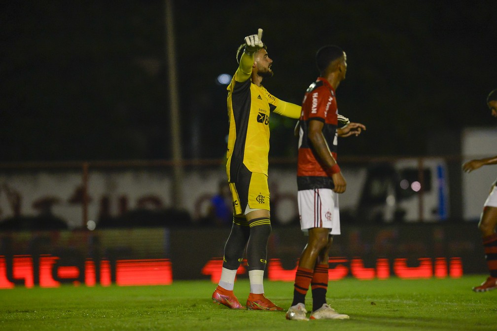 Arqueiro se mostrou firme nas saídas do gol no estádio Luso Brasileiro — Foto: Marcelo Cortes / Flamengo