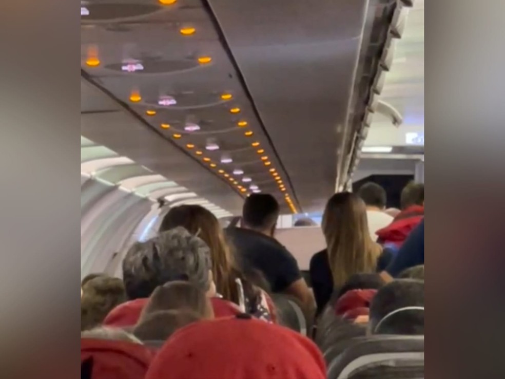 Passageiros de voo de Porto Alegre ficam presos em avião por cerca de 1h durante conexão no aeroporto de Guarulhos, em São Paulo. — Foto: Reprodução