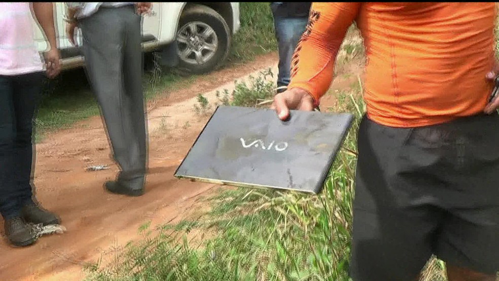 Notebook retirado do fundo de lago no Rio Paraíba do Sul, no Rio de Janeiro — Foto: Reprodução/ GloboNews